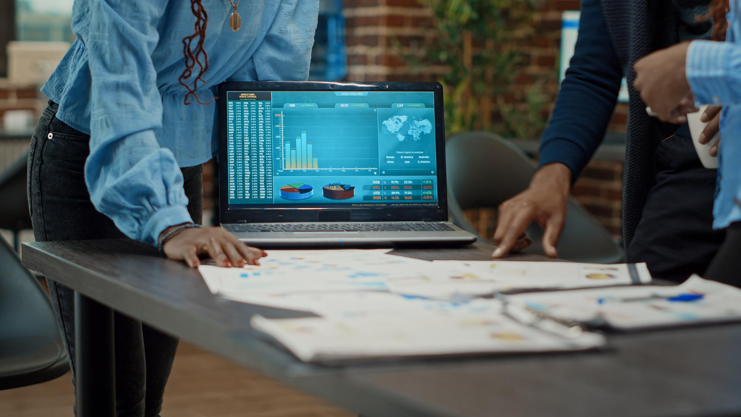 El enfoque de MBRIDGE DIGITAL se posiciona sobre la convergencia entre ingeniería de datos y consultoría de negocio, permitiendo no solo implementar herramientas