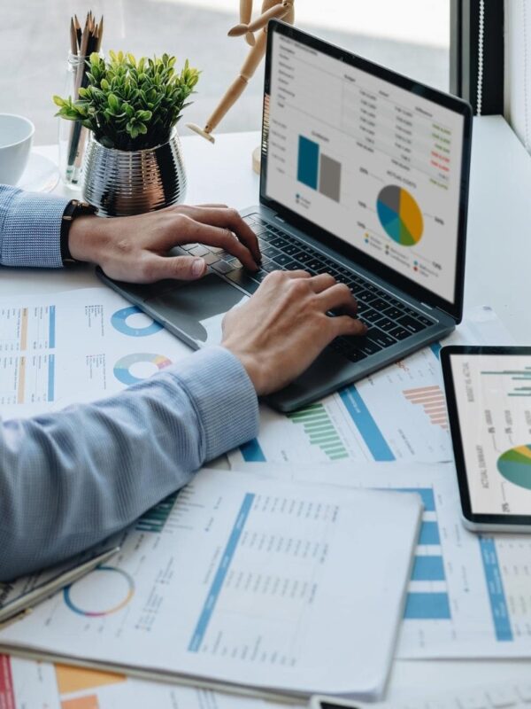 Descubra por qué el 60% del tiempo de su gerencia se pierde en la creación manual de reportes y cómo la Business Intelligence transforma datos en decisiones estratégicas