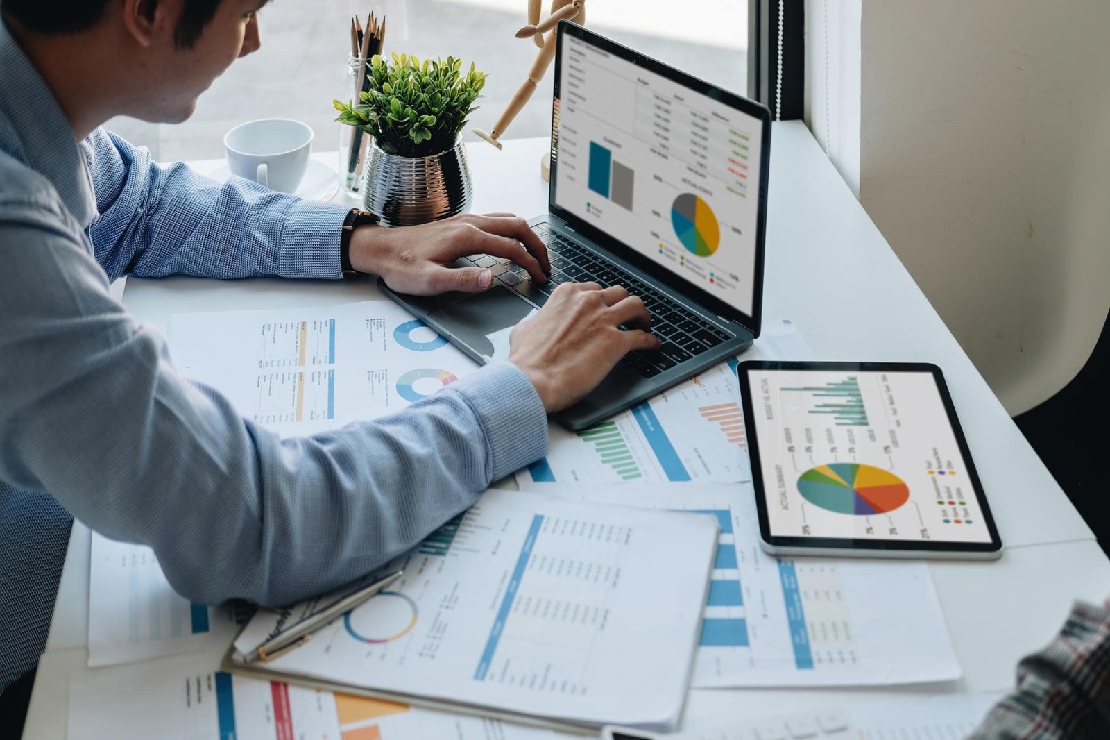 Descubra por qué el 60% del tiempo de su gerencia se pierde en la creación manual de reportes y cómo la Business Intelligence transforma datos en decisiones estratégicas